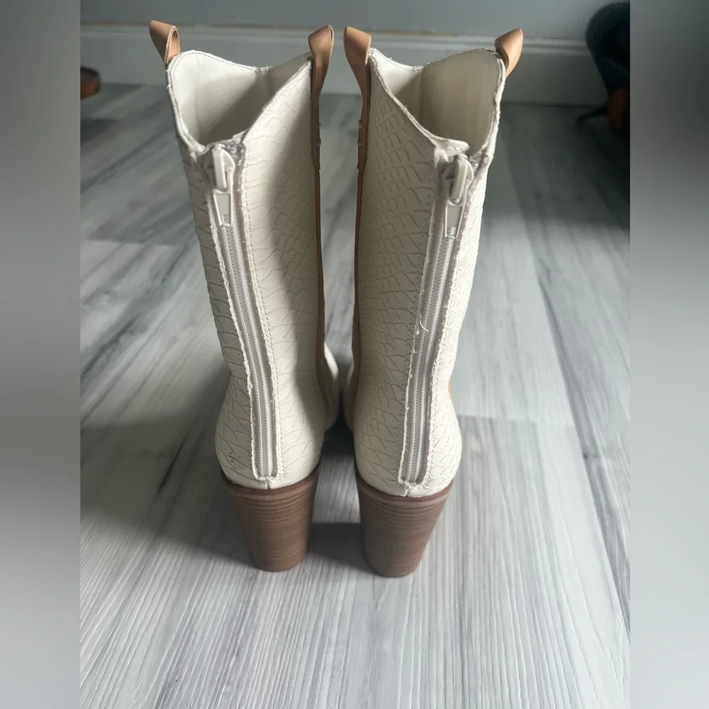 Mia‎ NWOB  from Buckle Brand size 7 Ivory western snake skin boots - Picture 3 of 7